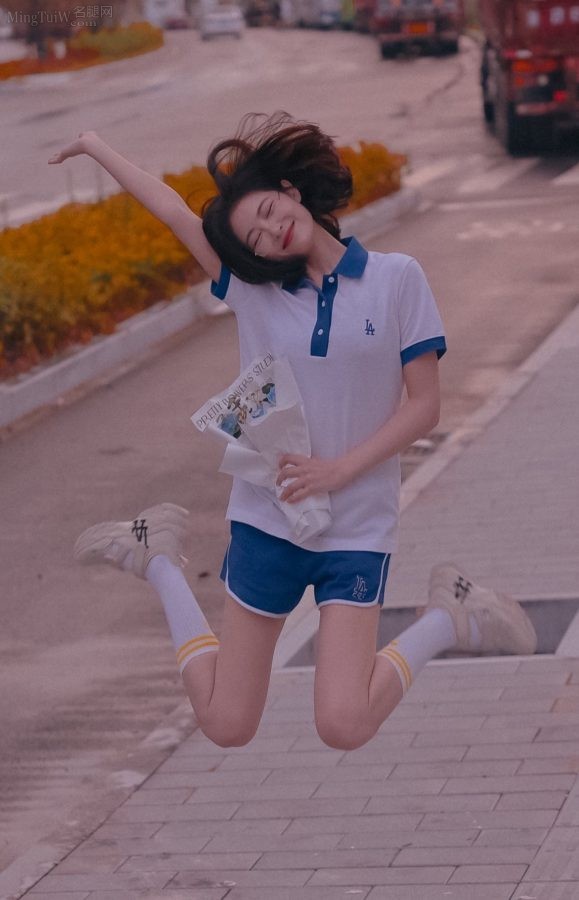许佳琪穿校服大秀少女细腿(3/5)