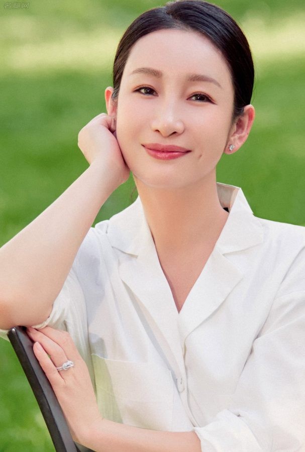 秦海璐身穿洁白长裙坐姿优雅气质尽显(3/3)