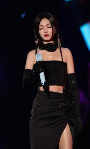 张韶涵在演唱会上穿高开叉裙秀出她的肉丝长腿（第4张/共20张）