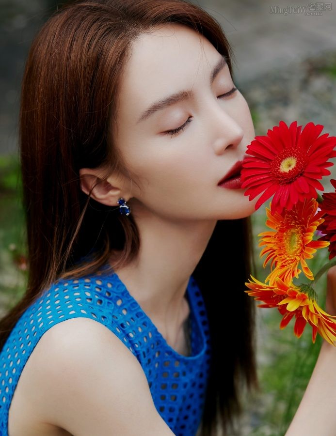 海飞丝代言人金晨手持鲜花拍摄写真闭眼享受表情(3/3)