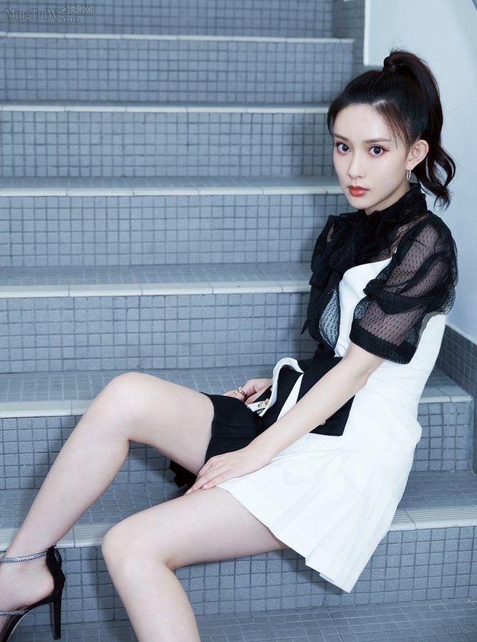梳马尾辫的美丽女孩孟子义身穿黑白拼接短裙美腿雪白(1/4)