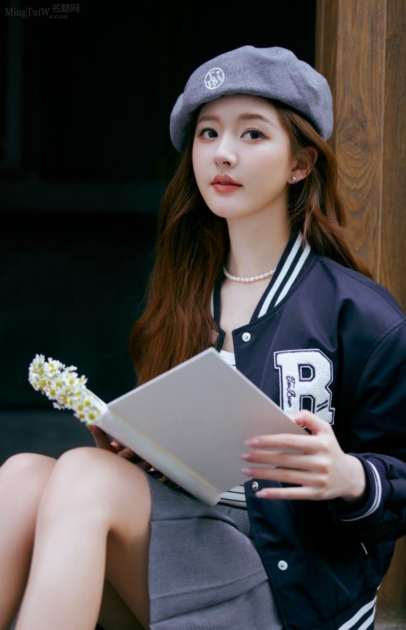 甜美少女赵露思玉腿纤细顺滑(4/8)