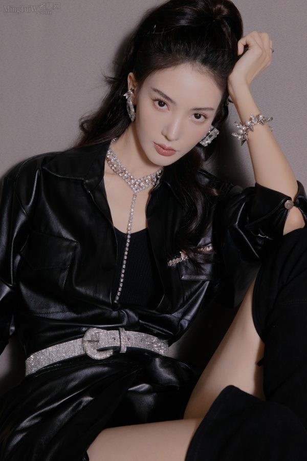 超A的小姐姐金晨身穿黑皮衣配高跟长靴亮相抖音美好奇妙夜(4/9)