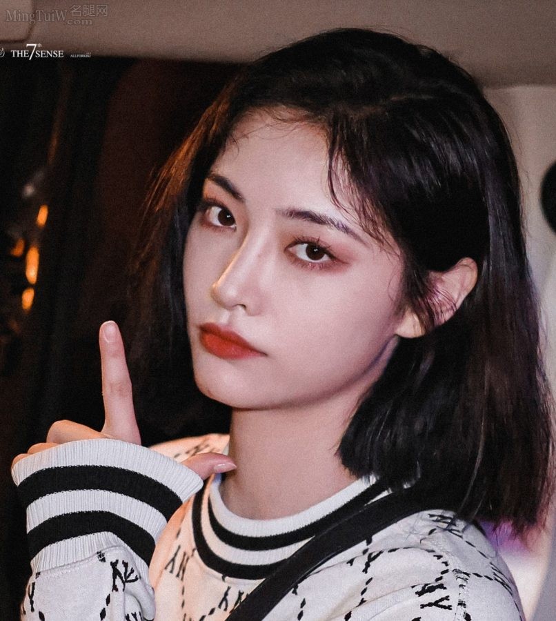 长腿美少女许佳琪穿无裤装出街(4/4)