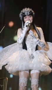 张韶涵演唱会天使造型白裙丝袜长靴
