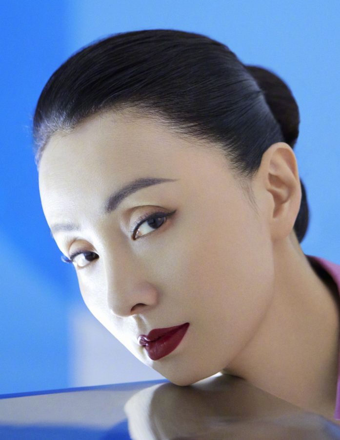 陶虹为《时尚芭莎》拍摄写真，上身穿低胸吊带背心展现成熟韵味(2/5)