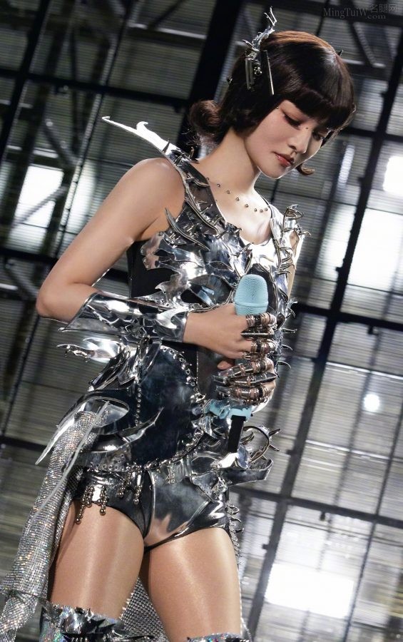Angela Chang was passionate in a silver dress with pantyhose and boots at the concert(22/52)