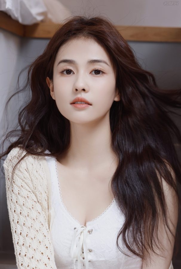 美女白鹿小秀事业线，白皙大腿令人心动(2/3)