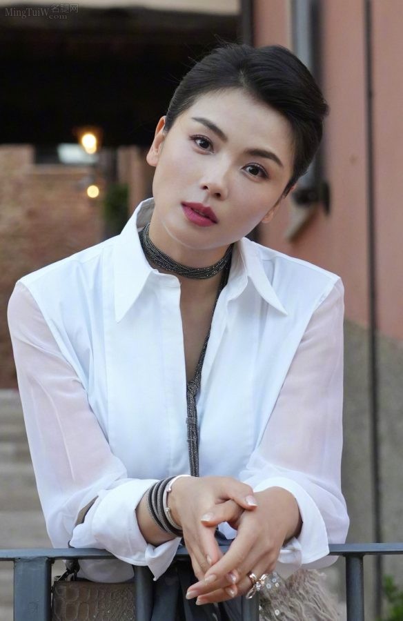小镇美景中的时尚佳人：刘涛穿长裙踩凉鞋风采优雅(8/8)