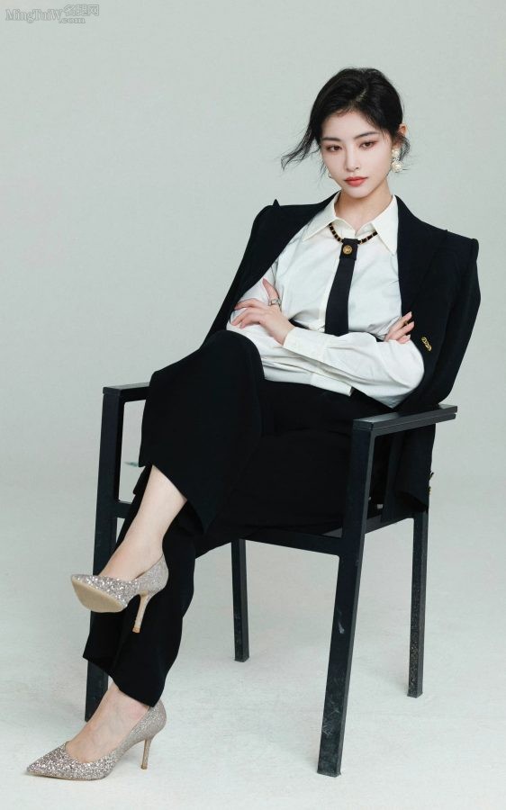 女经理许佳琪穿黑西装踩细高跟翘腿坐姿（第1张/共8张）