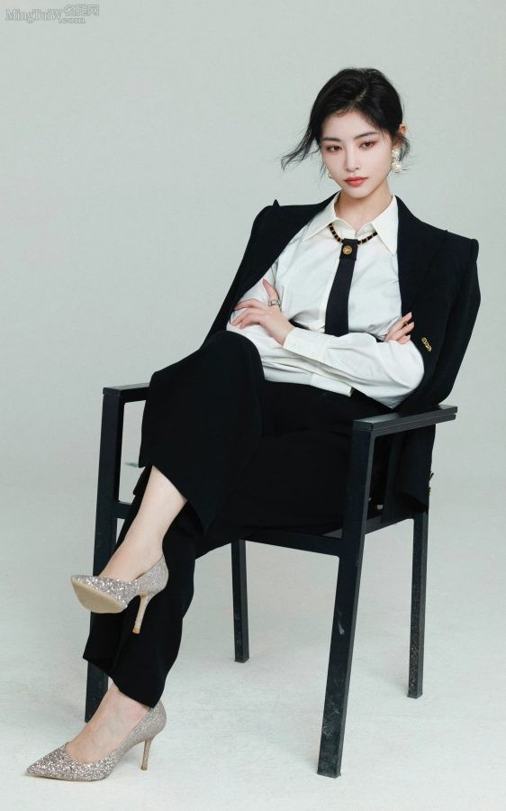 女经理许佳琪穿黑西装踩细高跟翘腿坐姿(1/8)