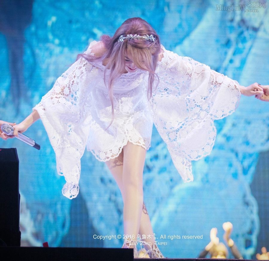 张韶涵在演唱会上身穿白裙亮出肉丝美腿（第3张/共3张）