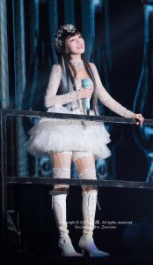 张韶涵演唱会天使造型白裙丝袜长靴