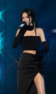 张韶涵在演唱会上穿高开叉裙秀出她的肉丝长腿（第2张/共20张）
