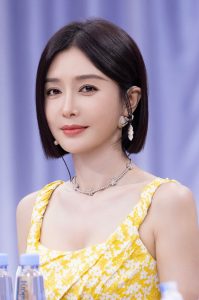 秦岚身穿花裙美腿修长录制综艺节目《喜欢你我也是》