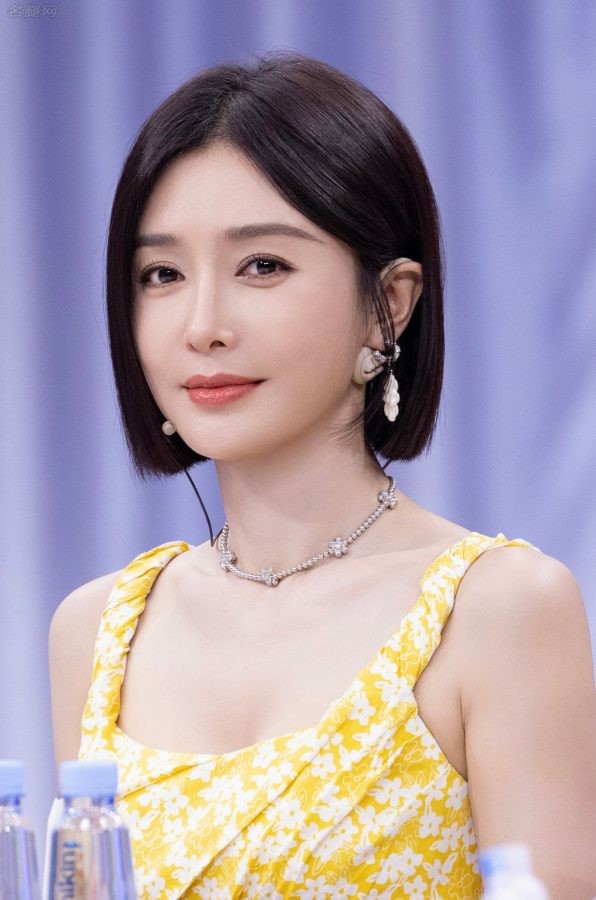 秦岚身穿花裙美腿修长录制综艺节目《喜欢你我也是》(7/8)