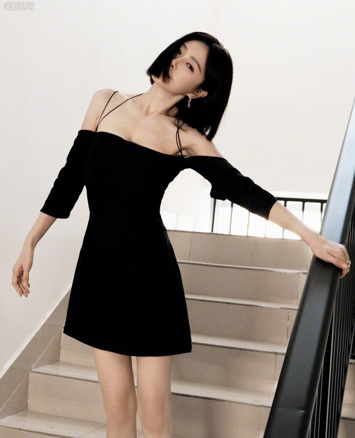 半熟女神秦岚身穿细吊带黑裙秀光滑玉腿(4/5)