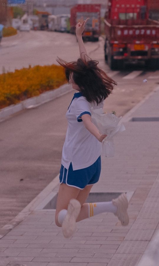 许佳琪穿校服大秀少女细腿(4/5)