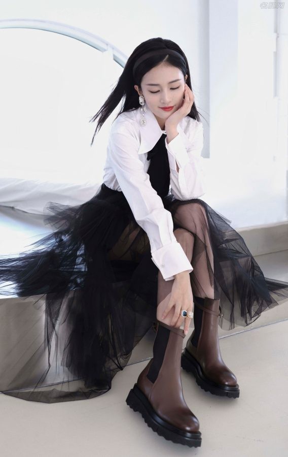 白鹿身穿黑色西装短裙配长靴美腿白皙(10/12)