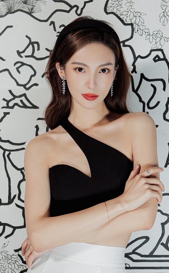金晨穿高开叉露腿裙身材曼妙(4/4)
