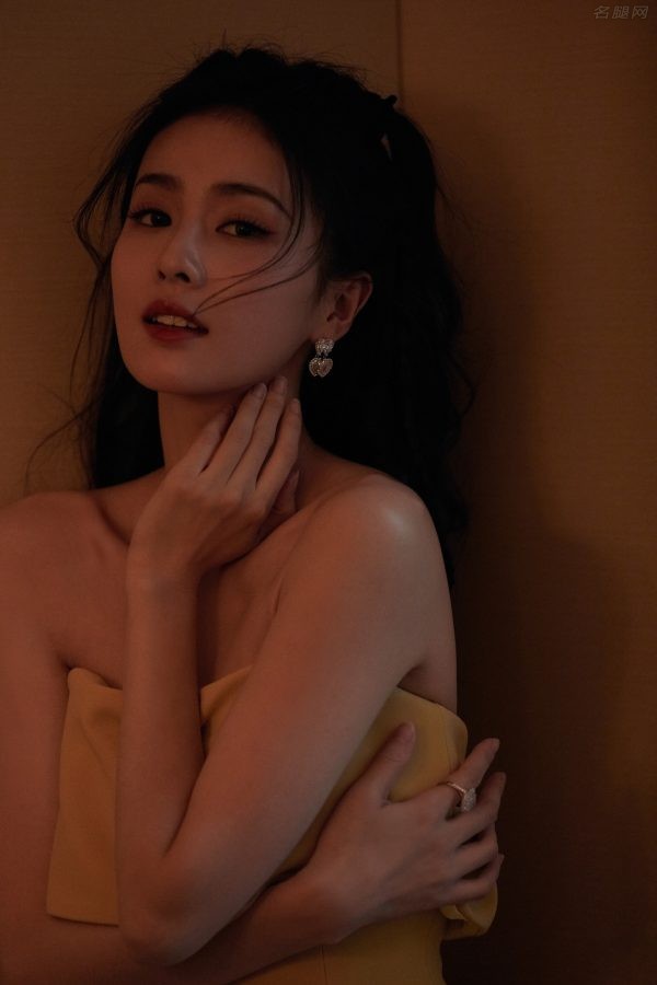 女明星白鹿玉足踩高跟凉鞋展现柔情优雅魅力(7/7)