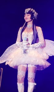 张韶涵演唱会天使造型白裙丝袜长靴