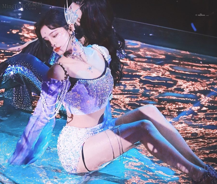 许佳琪台上表演大秀圆润修长美腿(1/5)
