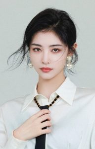 女经理许佳琪穿黑西装踩细高跟翘腿坐姿