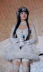 张韶涵演唱会天使造型白裙丝袜长靴