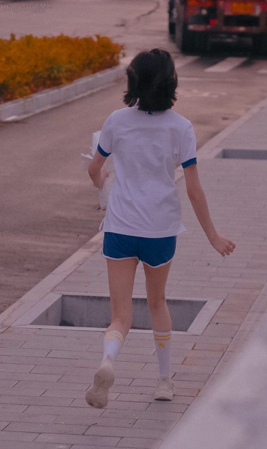 许佳琪穿校服大秀少女细腿(5/5)