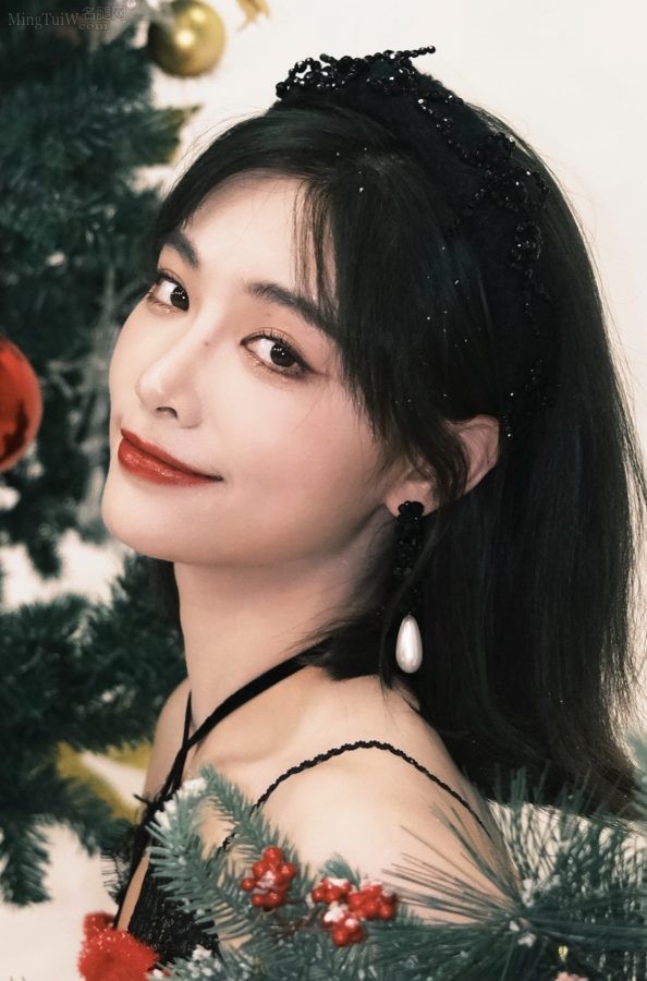 许佳琪庆祝圣诞美腿穿红色细高跟双眼盯屏幕魅惑(6/7)