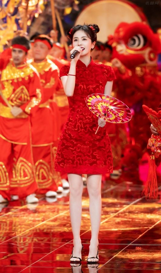 白鹿穿红色喜庆旗袍展现婀娜柔美身材(1/5)