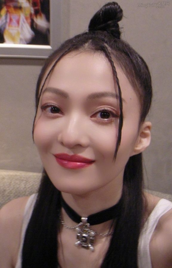 张韶涵腿穿丝网袜镜前自拍(4/4)