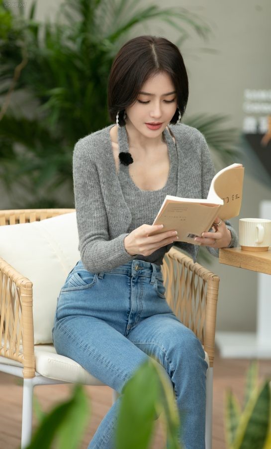 秦岚穿蓝色牛仔裤翘腿坐姿美足白皙(2/5)