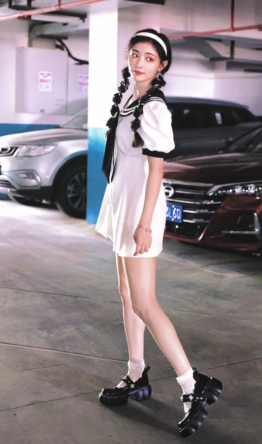许佳琪可爱双马尾辩造型穿水手服秀长腿(1/3)