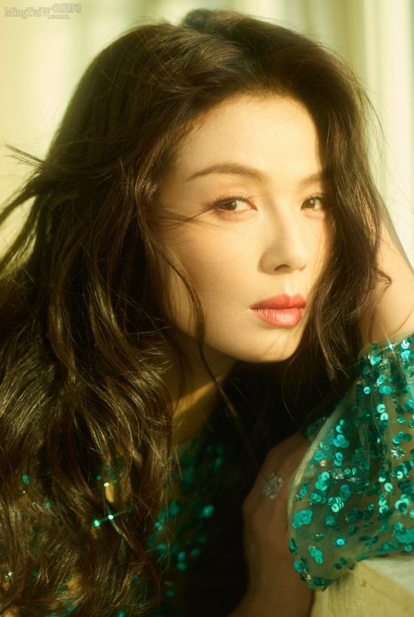 刘涛穿薄纱裙赤脚拍摄唯美写真(5/6)