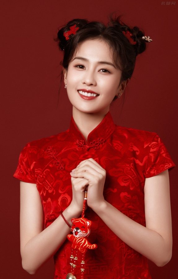 白鹿穿红色喜庆旗袍展现婀娜柔美身材(3/5)