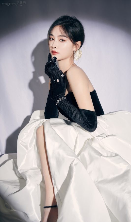 美女歌手许佳琪穿一身低胸礼服挤沟(2/4)