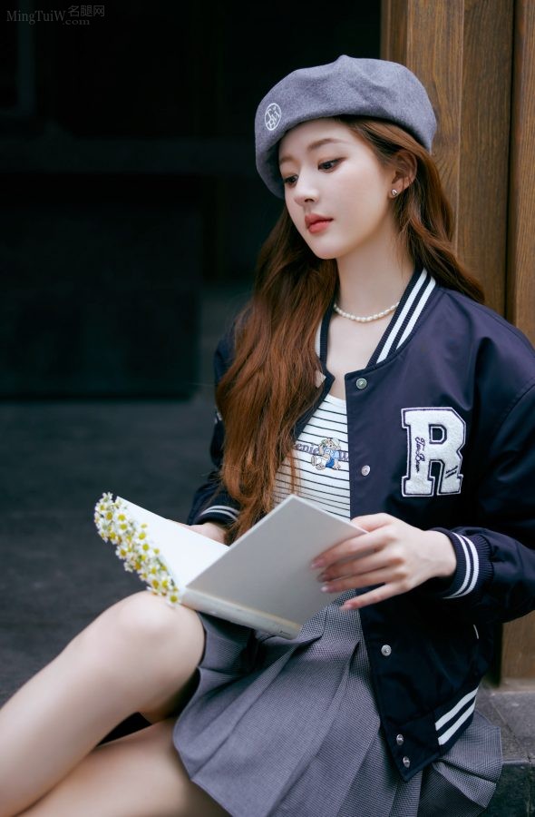 甜美少女赵露思玉腿纤细顺滑(5/8)