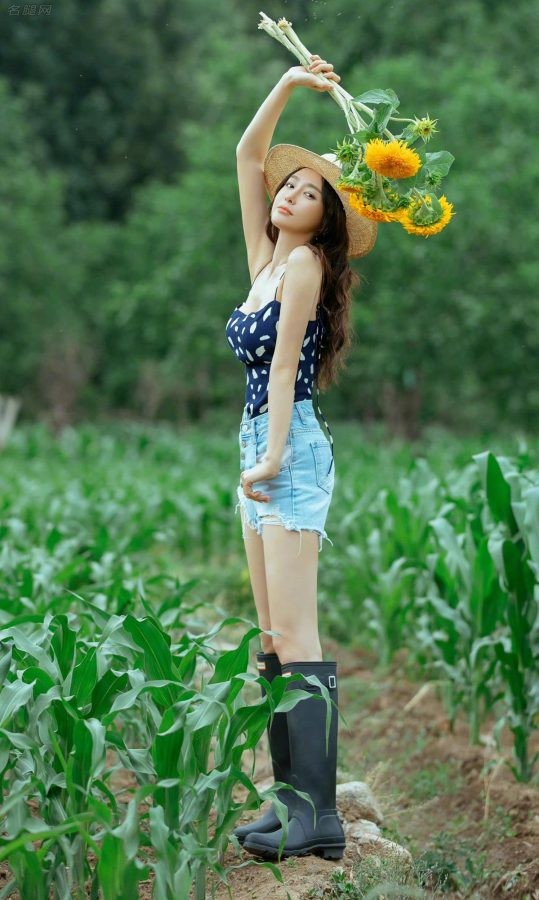 秦岚穿吊带低胸背心蓝色牛仔热裤身材如少女(1/6)