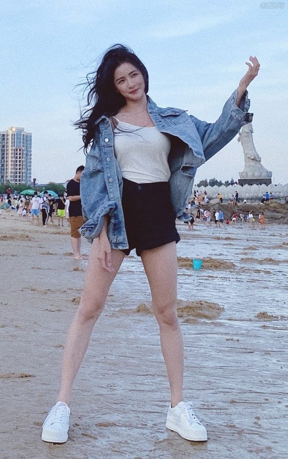 蔡卓宜海滩美照，一条短裤长腿纤细笔直(6/10)