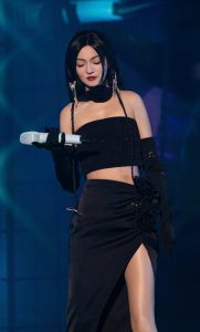 张韶涵在演唱会上穿高开叉裙秀出她的肉丝长腿（第3张/共20张）