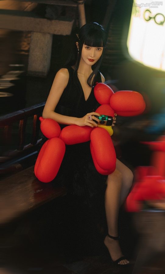 “暗夜精灵”金晨脚踩凉高跟出席智族GQ MOTY年度人物盛典(2/4)