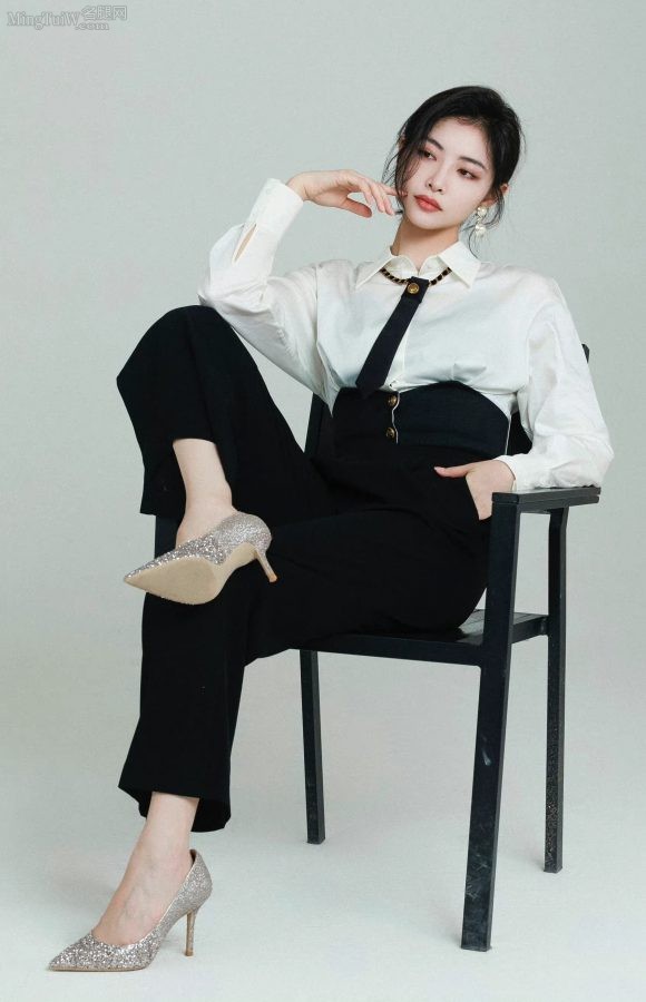 女经理许佳琪穿黑西装踩细高跟翘腿坐姿(5/8)