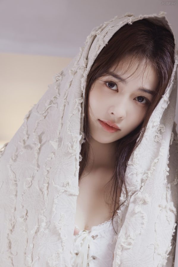 美女白鹿小秀事业线，白皙大腿令人心动(3/3)