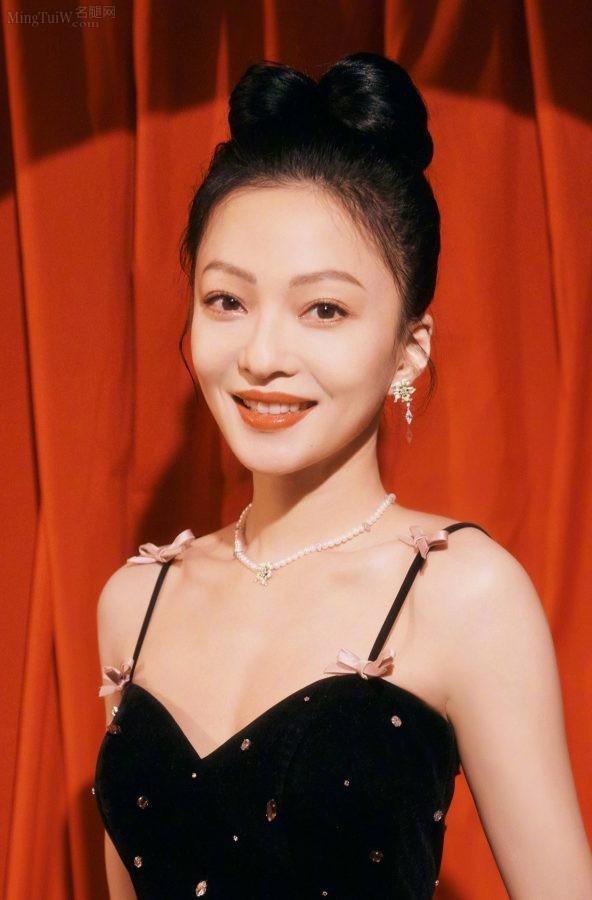张韶涵穿吊带低胸裙参加录制《春晚进行时》(4/6)