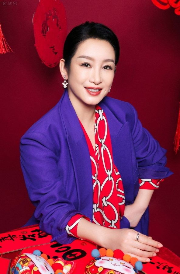 秦海璐一身紫色打扮翘脚坐姿霸气侧漏(3/4)