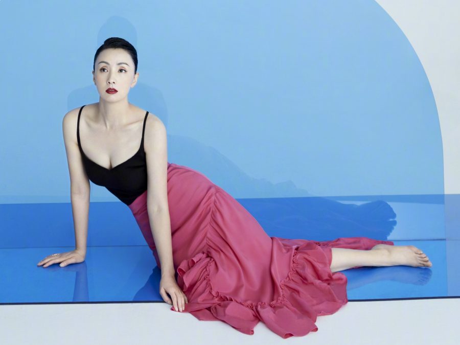 陶虹为《时尚芭莎》拍摄写真，上身穿低胸吊带背心展现成熟韵味(1/5)
