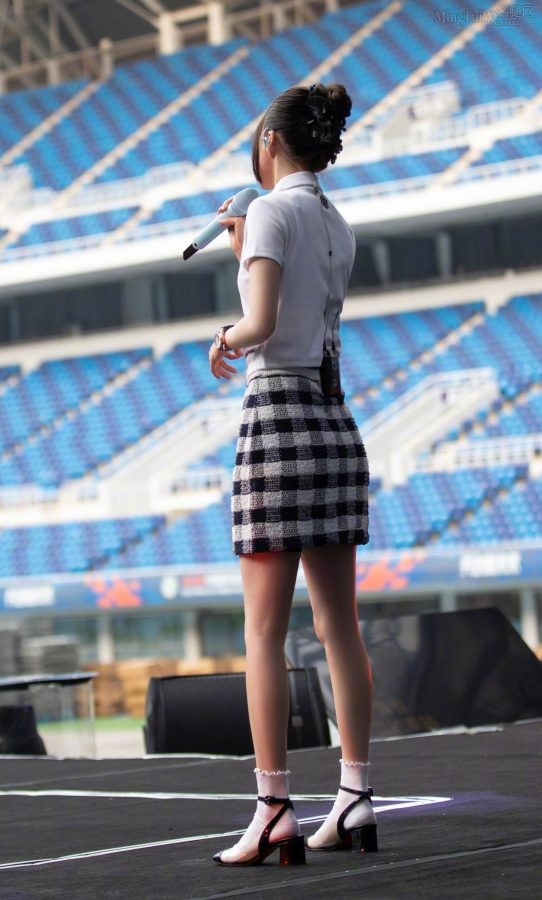 Angela Chang wears a plaid skirt to rehearse with beautiful and slender legs(1/3)