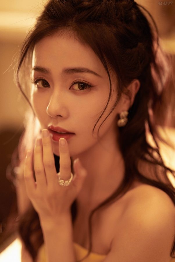 女明星白鹿玉足踩高跟凉鞋展现柔情优雅魅力(4/7)